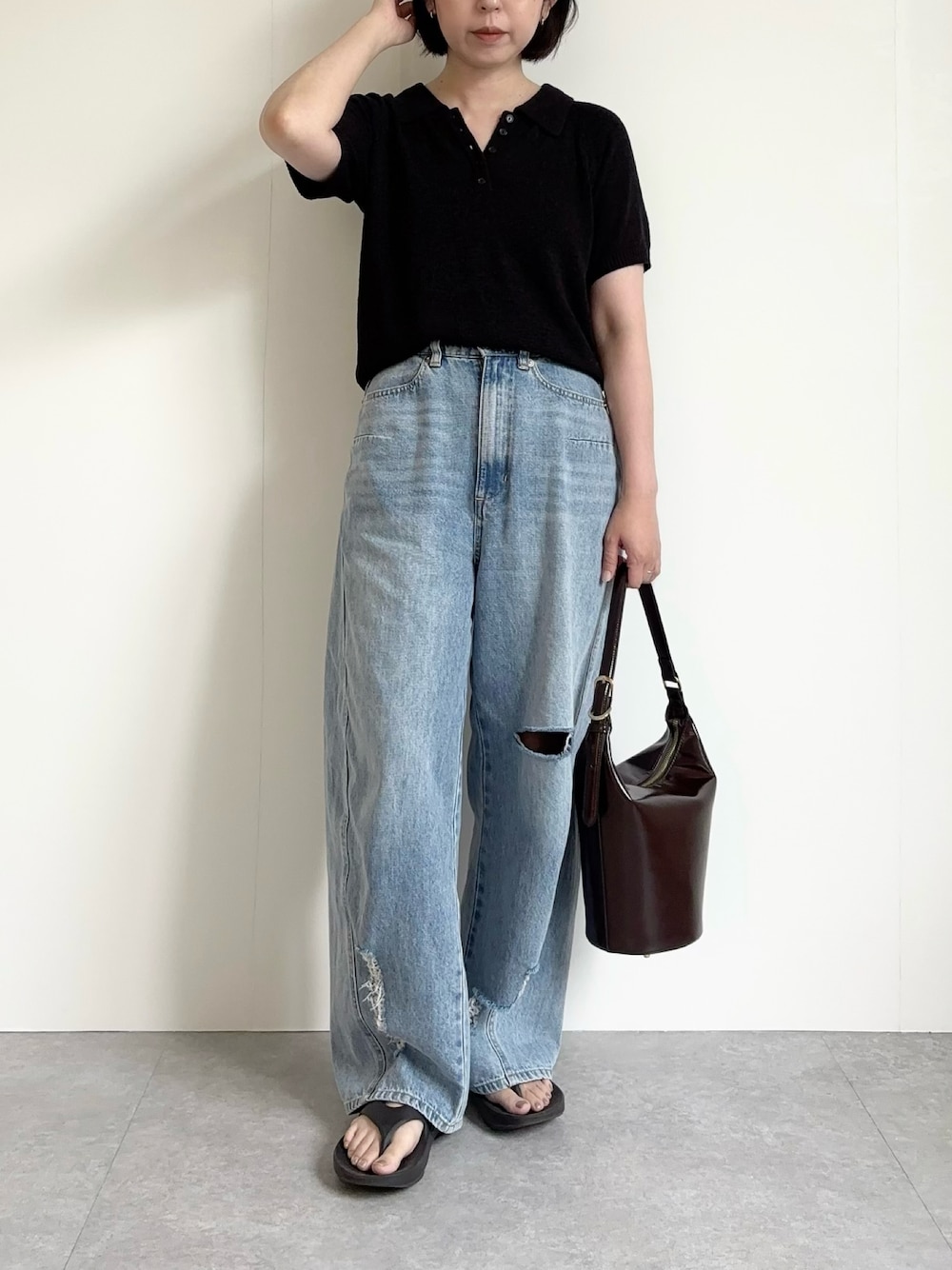 ブラウン系のショルダーバッグを着用したレディースの夏コーディネートの1枚目の写真