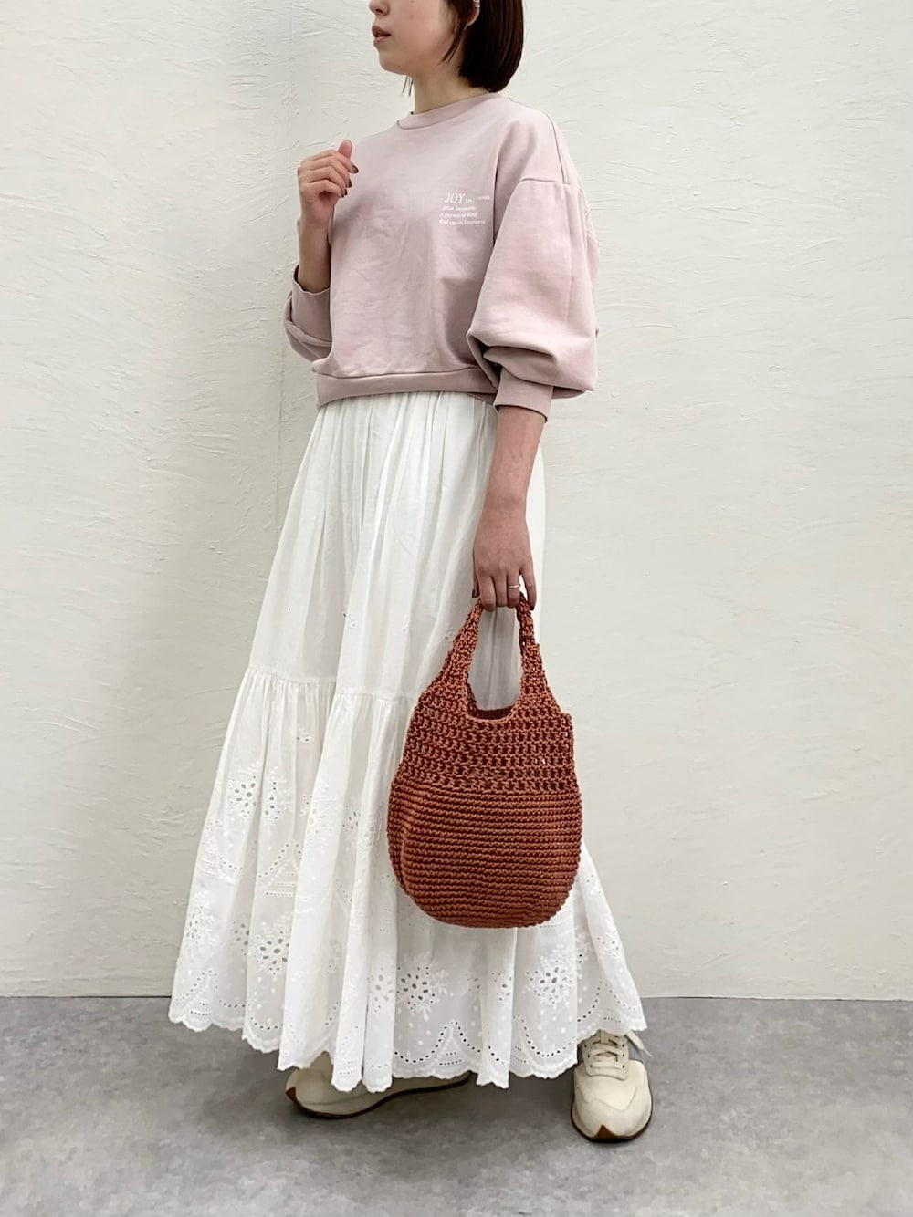 「スウェット、スニーカー、カジュアル、ピンク、レース、ootd、春コーデ、今日のコーデ、オトナカジュアル、オトナ女子、骨格ウェーブ、トートバッグ、春色」｜「ADAM ET ROPE'の【WEB限定(一部店舗展開あり)】Dictionaryロゴスウェット（スウェット、ピンク系）」を使った、nanbaさん（骨格ウェーブ・レディース・156cm）の春コーディネートの1枚目の写真
