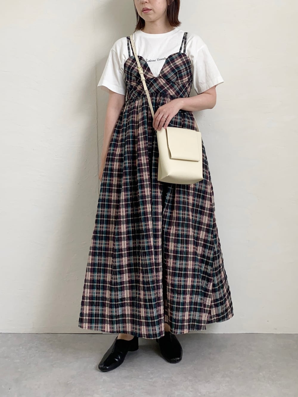 ホワイト系のショルダーバッグ、ブルー系のワンピース、ホワイト系のTシャツ/カットソーを着用したレディースの夏コーディネートの1枚目の写真