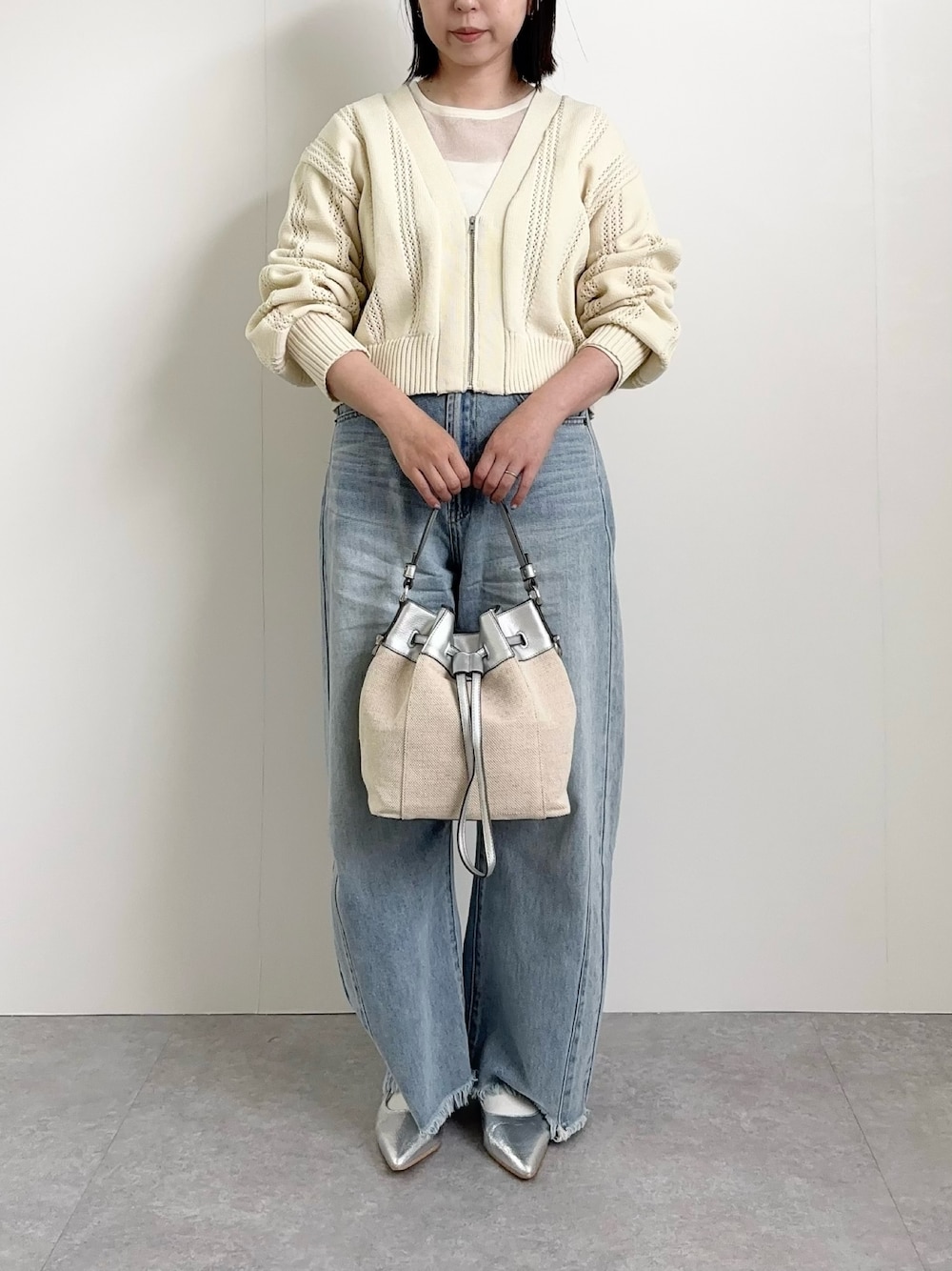 「ショルダーバッグ、大人カジュアル、春服コーデ、春めき満開コーデ、ラフコーデ、今日のコーデ、シルバーバッグ、シルバー、シルバーパンプス、ootd、骨格ウェーブ、巾着バッグ、デニム」｜「MIAN のLOTUS/キャンバスリネン2way巾着ショルダーバッグ（ショルダーバッグ、シルバー系）」を使った、nanbaさん（骨格ウェーブ・レディース・156cm）の春コーディネートの1枚目の写真