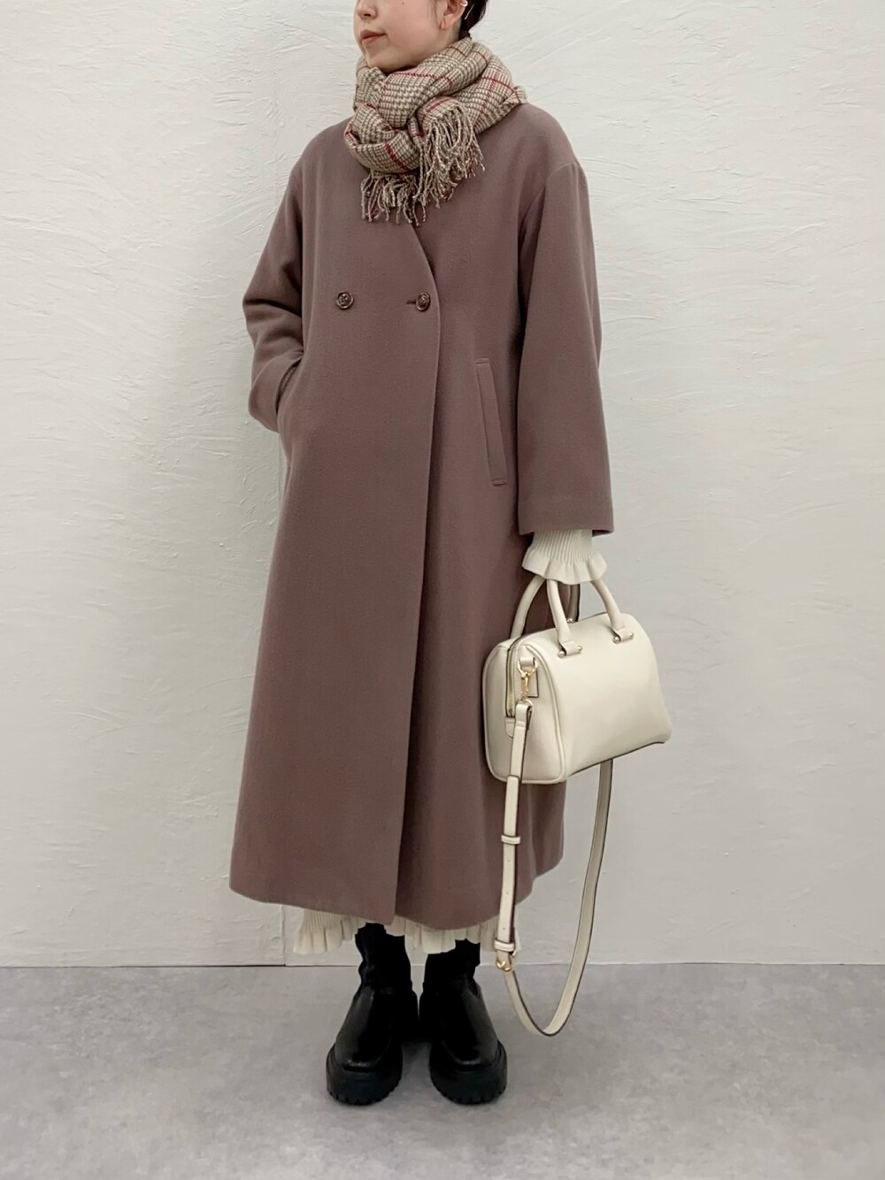 「ワンピース、ニットワンピース、フリル、ロングコート、ロングスカート、シンプルスタイル、大人ガーリー、今日のコーデ、オトナ女子、私の推しブランド、キレイめ、マフラーぐるぐる、ボストンバッグ、シンプルコーデ」｜「SLOBE IENAのSUPER100 モッサVネックコート◆（その他アウター、ブラウン系）」を使った、nanbaさん（骨格ウェーブ・レディース・156cm）の冬コーディネートの1枚目の写真
