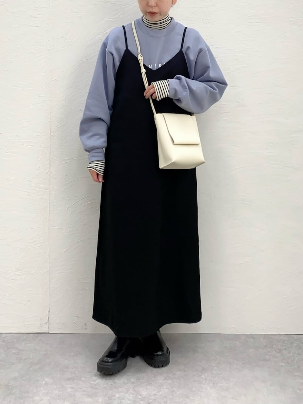 「カジュアル、ボーダー、シンプル、レイヤードスタイル、大人カジュアル、ロゴスウェット、プチプラ、着回しコーデ、今日のコーデ、私の推しブランド」｜「NUMERALSの【WOMEN】[NUMERALS]ダンボールクルーネックスウェット（スウェット、ブルー系）」を使った、nanbaさん（骨格ウェーブ・レディース・156cm）の冬コーディネートの1枚目の写真