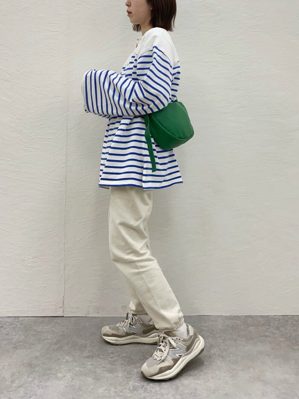 「スウェットパンツ、スニーカー、ボーダー、ショルダーバッグ、ユニクロ、プチプラ、楽チンコーデ、カジュアルコーデ、ゆるコーデ、今日のコーデ、ootd」｜「T・S・Lのハーフムーンショルダーバッグ（ショルダーバッグ、グリーン系）」を使った、nanbaさん（骨格ウェーブ・レディース・156cm）の春コーディネートの1枚目の写真