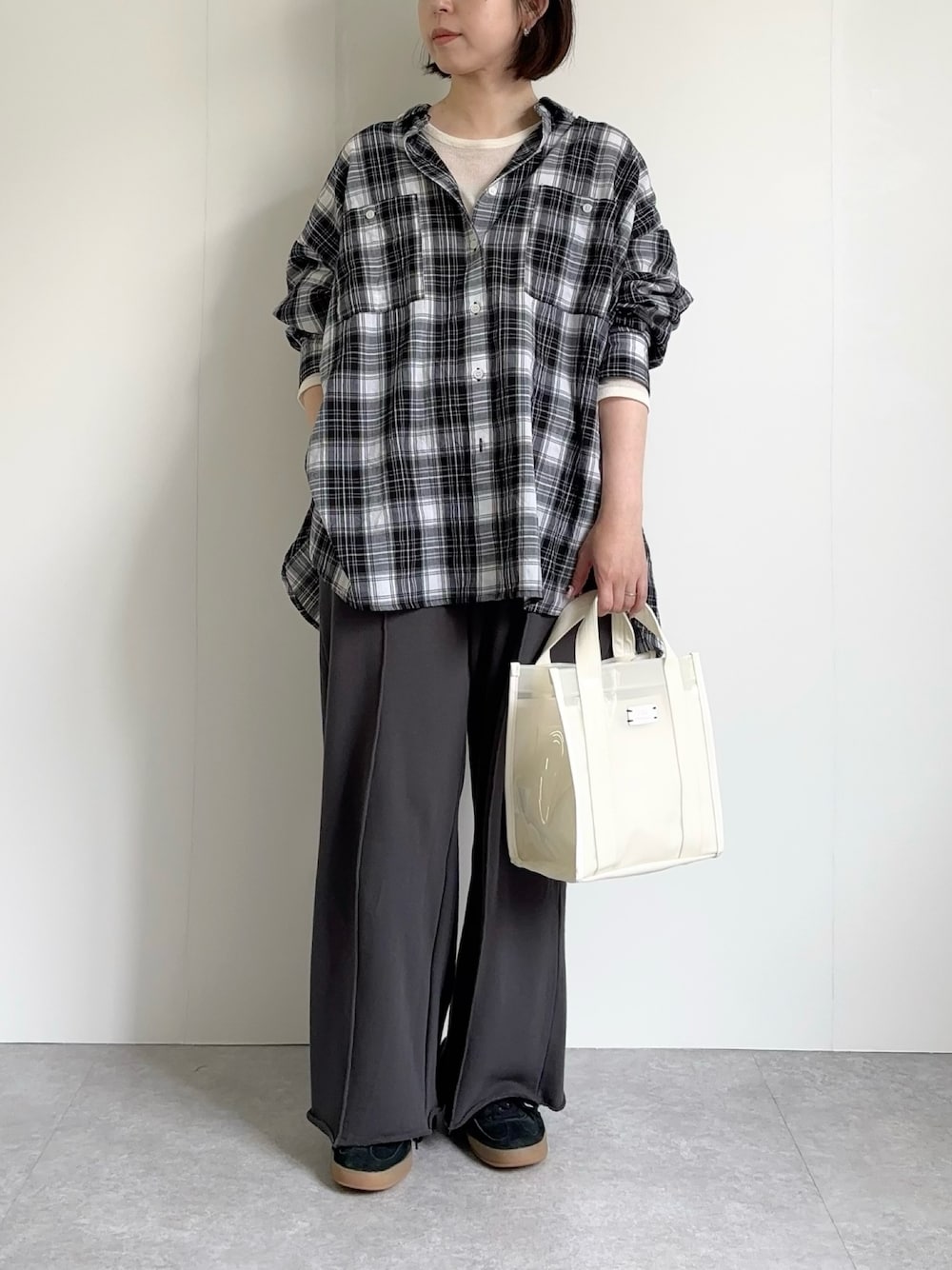 「シャツスタイル、大人カジュアルコーデ、ゆるシルエット、大人女子、夏、今日のコーデ、スウェットパンツ、チェックシャツ、モノトーン、クリアバッグ、カジュアル」｜「T・S・Lのビニールキャンバスコンビトートバッグ（トートバッグ、ホワイト系）」を使った、nanbaさん（レディース・156cm）の春コーディネートの1枚目の写真
