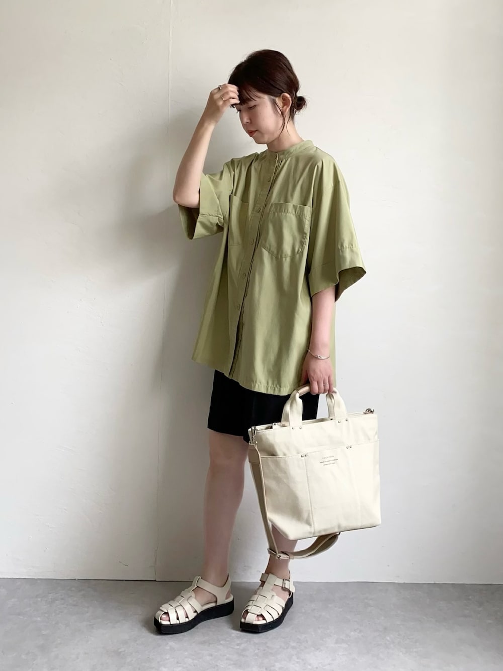 「トートバッグ、カジュアル、ショートパンツ、オーバーサイズ、ハーフパンツ、シンプルコーデ、夏コーデ、キャンバストート、今日のコーデ、オトナカジュアル、骨格ウェーブ、プチプラ、ootd、おしゃれさんと繋がりたい、グルカサンダル」｜「KBFのBACKギャザーワイドシャツ（シャツ/ブラウス、グリーン系）」を使った、nanbaさん（骨格ウェーブ・レディース・156cm）の夏コーディネートの1枚目の写真