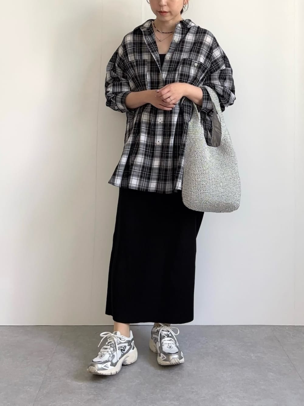 「大人カジュアル、スニーカー、トートバッグ、春夏コーデ、シンプルコーデ、シンプルスタイル、オトナ女子、チェック、シルバー、シルバーバッグ、今日のコーデ、ootd、メタリック、チェックシャツ」｜「MIAN のメタリックコードトートバッグ（かごバッグ、シルバー系）」を使った、nanbaさん（レディース・156cm）の春コーディネートの1枚目の写真