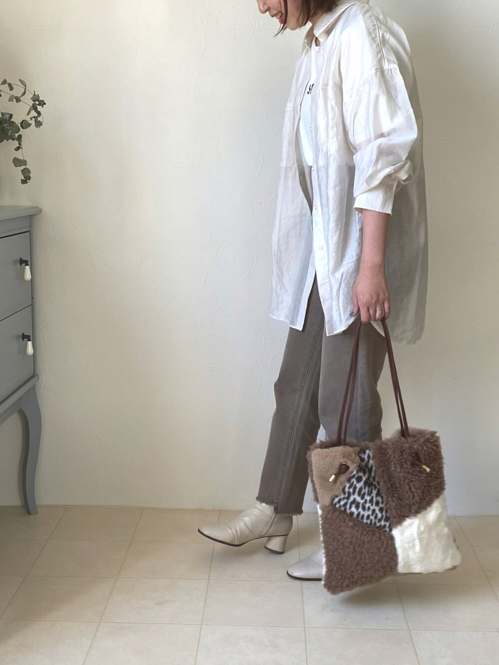 ホワイト系のシャツ/ブラウス、ブラウン系のトートバッグ、ホワイト系のブーツを着用したレディースの夏コーディネートの1枚目の写真