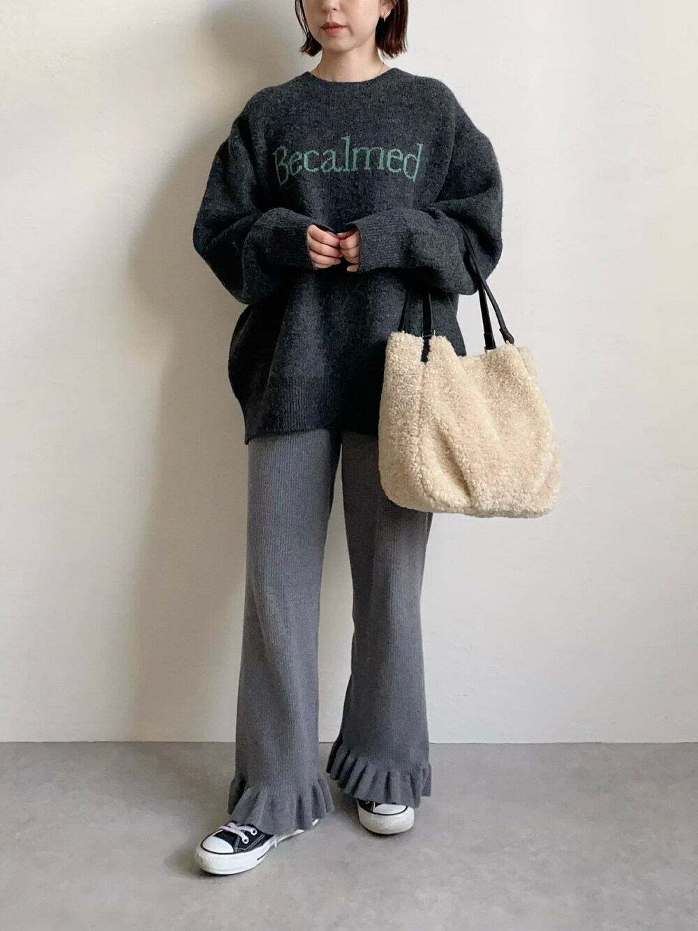 「トートバッグ、カジュアル、リブパンツ、フリル、プチプラ、ロゴニット、リラックススタイル、ファー小物、今日のコーデ、オトナカジュアル、骨格ウェーブ、ootd」｜「Ungridの【WEB限定】ロゴルーズニット（ニット/セーター、グレー系）」を使った、nanbaさん（骨格ウェーブ・レディース・156cm）の冬コーディネートの1枚目の写真