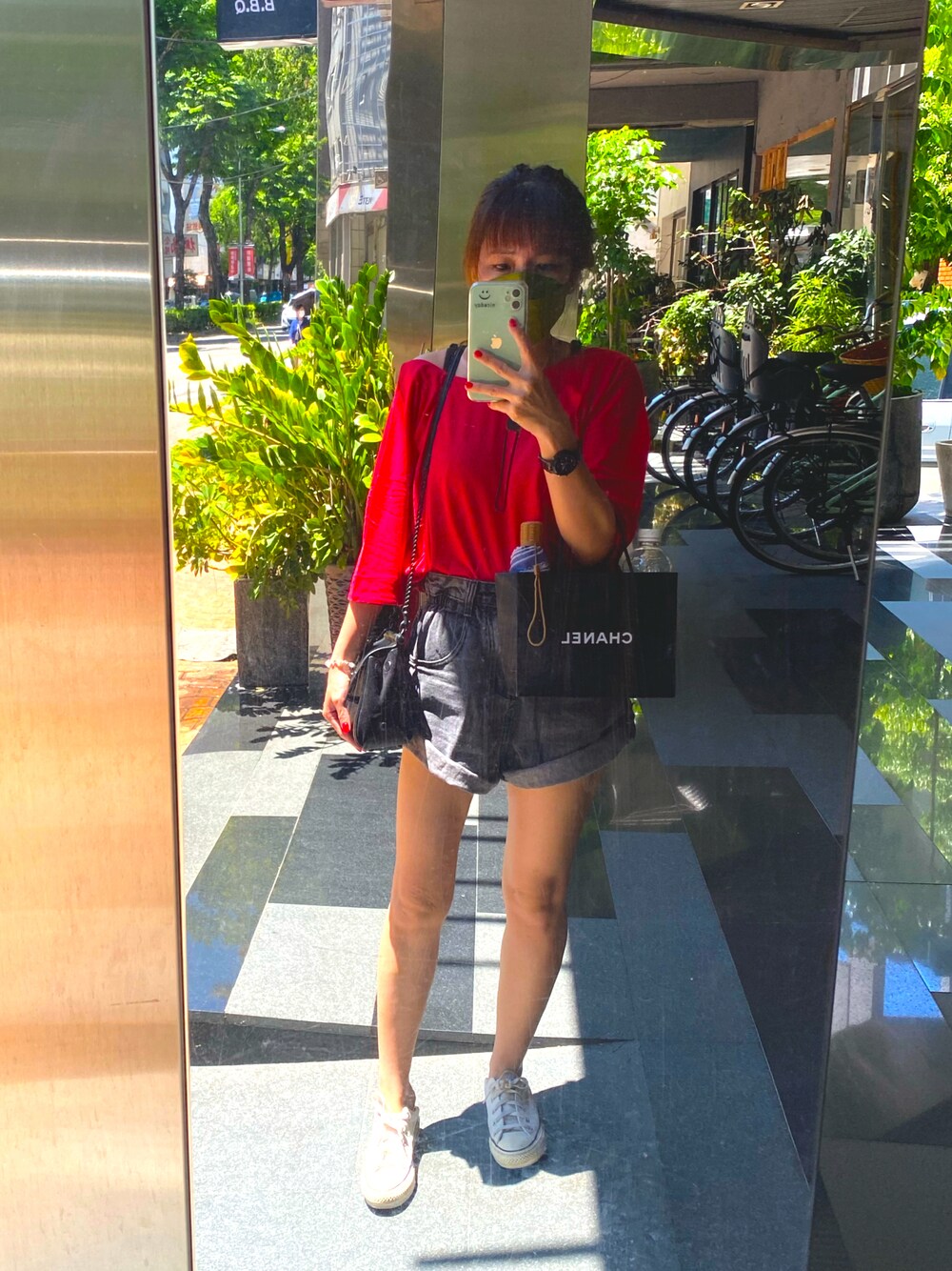 CHANELのポーチを使った人気ファッションコーディネート - WEAR