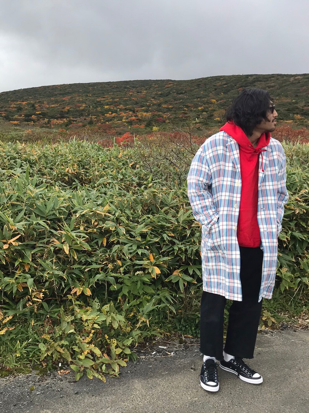 「シンプル、秋のコーデ、ノンネイティブ、nonnative、イエスタデイズトゥモロー、YSTRDY's TMRRW、converse、フラグメントデザイン、fragmentdesign」｜「YSTRDY's TMRRWのアイテム（チェスターコート、ブルー系）」を使った、さかたです🧔🏿さん（メンズ・173cm）の冬コーディネートの1枚目の写真