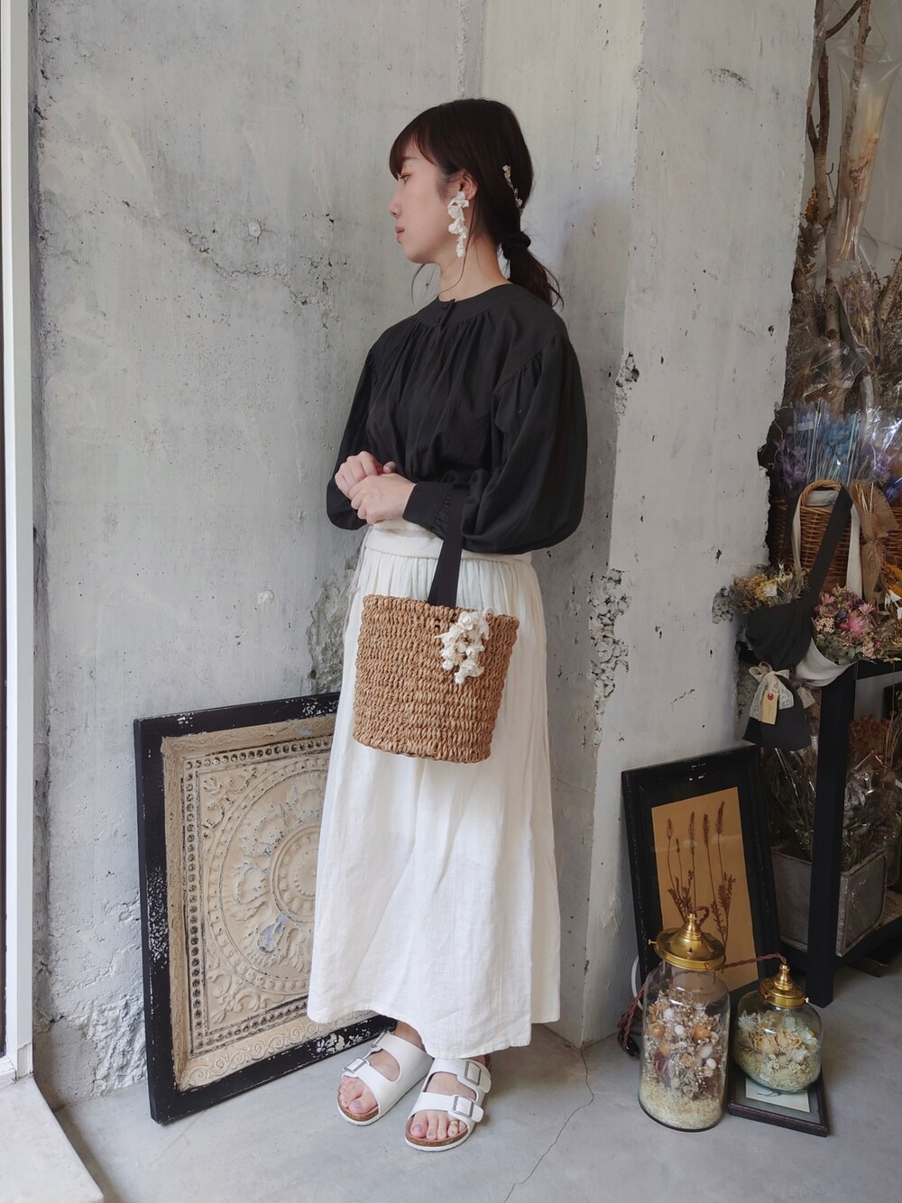 その他のスカート、ブラック系のシャツ/ブラウス、ホワイト系のブローチ/コサージュを着用したレディースの秋コーディネートの1枚目の写真