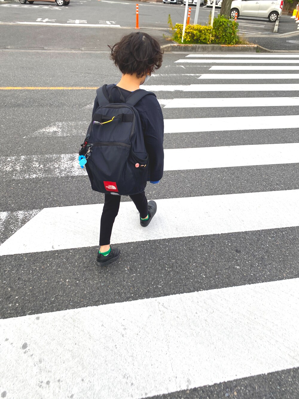 「キッズファッション、スウェット、カジュアルコーデ、男の子コーデ、6歳、THE NORTH FACE」｜「NIKEのNIKE ナイキ COURT BOROUGH LOW 2 PSV キッズスニーカー(コートバーロウLOW2PSV) BQ5451 001（スニーカー、ブラック系）」を使った、y .さん（キッズ・130cm）の秋コーディネートの1枚目の写真
