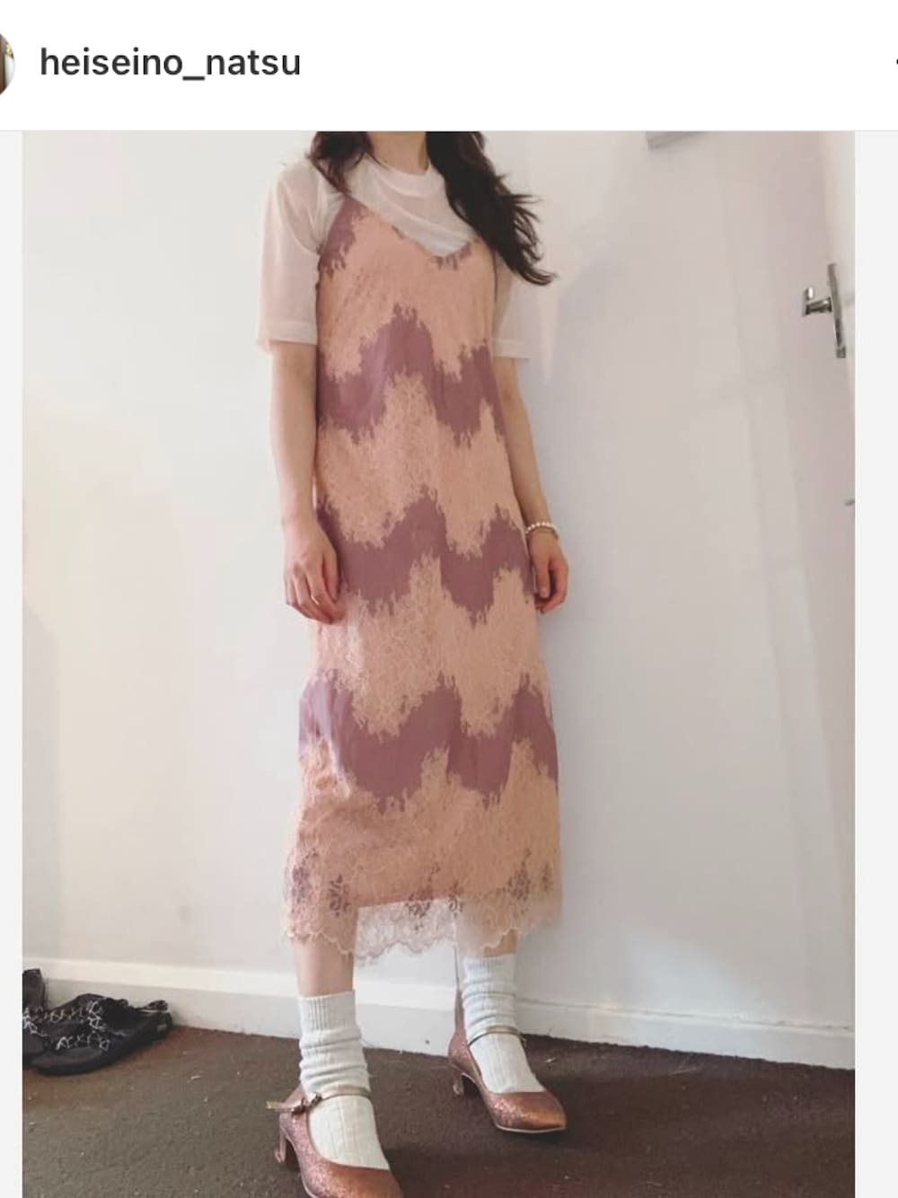 「レースワンピース、シアートップス、シアーシャツ、ゴールドパンプス、メリージェーンパンプス、メリージェーン、ロンドン、古着」｜「ZARAのアイテム（ワンピース、ピンク系）」を使った、夏ノ月heiseino_natsuさん（レディース・153cm）の冬コーディネートの1枚目の写真