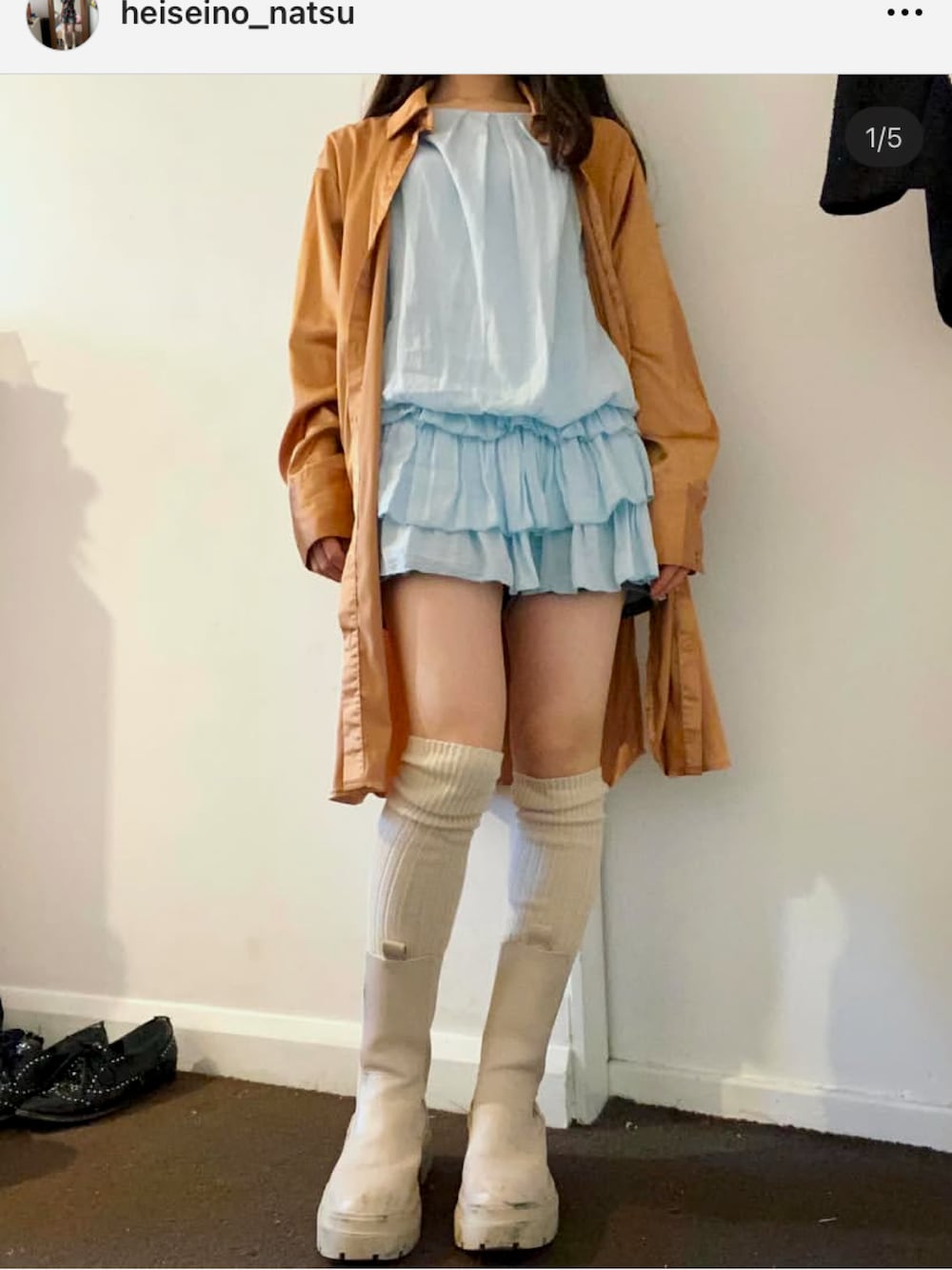 「フリル、フリルトップス、ゴールド、ロンドン、古着、ロンドンガール」｜「PRIMARKのアイテム（ブーティ、ホワイト系）」を使った、夏ノ月heiseino_natsuさん（レディース・153cm）の冬コーディネートの1枚目の写真