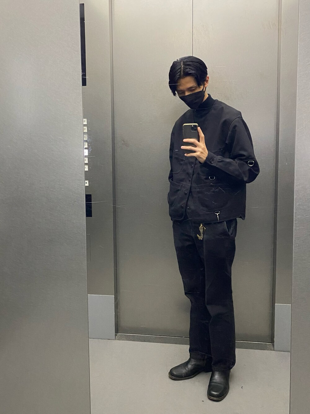 ブラック系のノーカラージャケットを着用したメンズの秋コーディネートの1枚目の写真