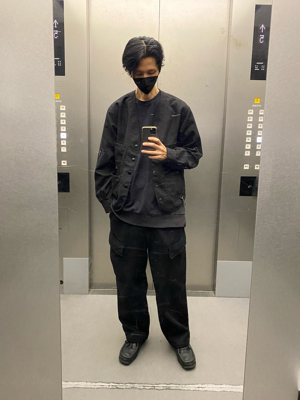 ブラック系のスウェットパンツ、ブラック系のブーツ、ブラック系のノーカラージャケットを着用したメンズの秋コーディネートの1枚目の写真