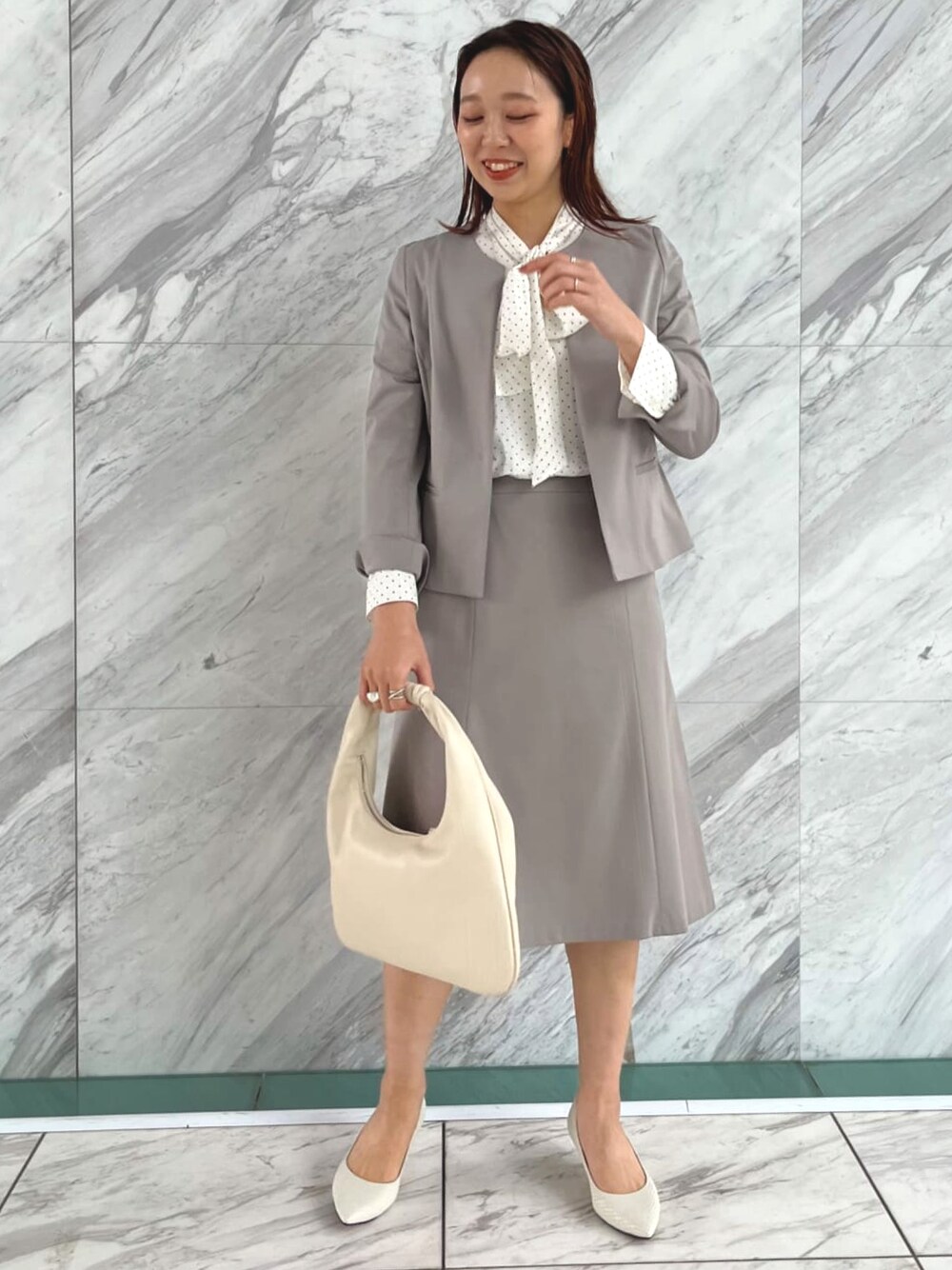 「シンプルコーデ、オトナ女子、はじめましてコーデ、学校行事、保護者会、セットアップ、スーツスタイル、ボウタイブラウス、ドット、通勤コーデ、オフィススタイル、キレイめ、ウォッシャブル」｜「UNTITLEDのストレッチ ノーカラージャケット【消臭／UV／接触冷感／マシンウォッシャブル】（ノーカラージャケット、グレー系）」を使った、UNTITLEDさん（レディース・159cm）の春コーディネートの1枚目の写真