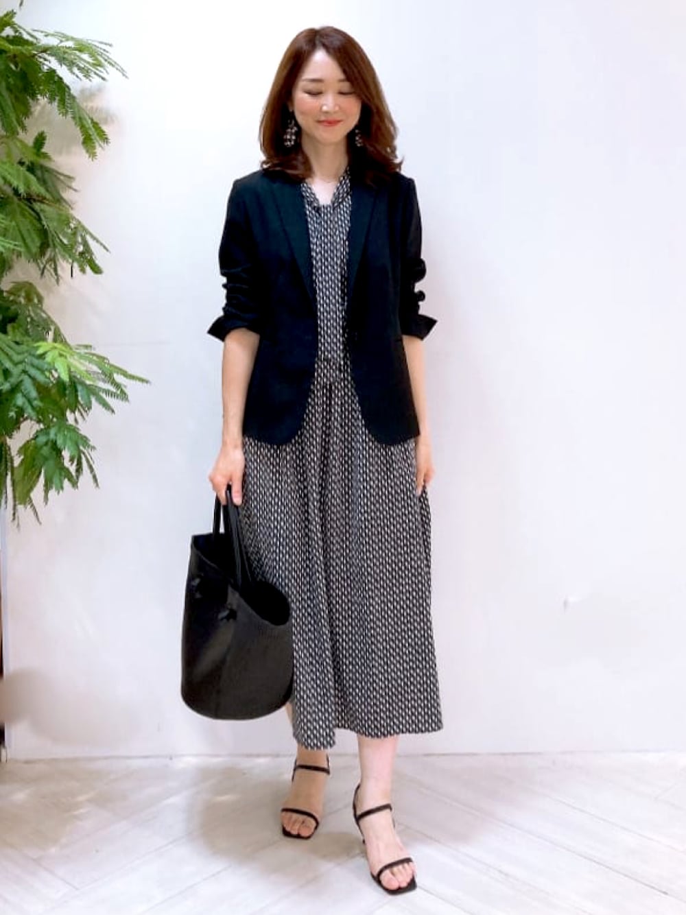 「オトナ女子、シンプル、シンプルコーデ、学校行事、ウォッシャブル、シック、通勤コーデ、キレイめ、ootd、着回し抜群、保護者会、洗えるジャケット」｜「UNTITLEDの＜清涼感／通勤＞リネン調 テーラードジャケット【洗える／イージーケア／SET UP】（テーラードジャケット、ブラック系）」を使った、UNTITLEDさん（レディース・160cm）の夏コーディネートの1枚目の写真