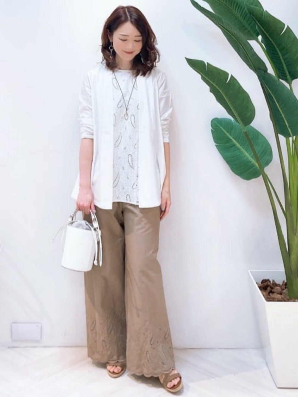 「このスタイルがお気に入り、オトナカジュアル、お出かけコーデ、夏コーデ、キレイめ、UV対策、接触冷感」｜「UNTITLEDの【梅雨の羽織りに／接触冷感／UV／洗える】ミディ丈 着流しジャージカーディガン（カーディガン/ボレロ、ホワイト系）」を使った、UNTITLEDさん（レディース・160cm）の夏コーディネートの1枚目の写真