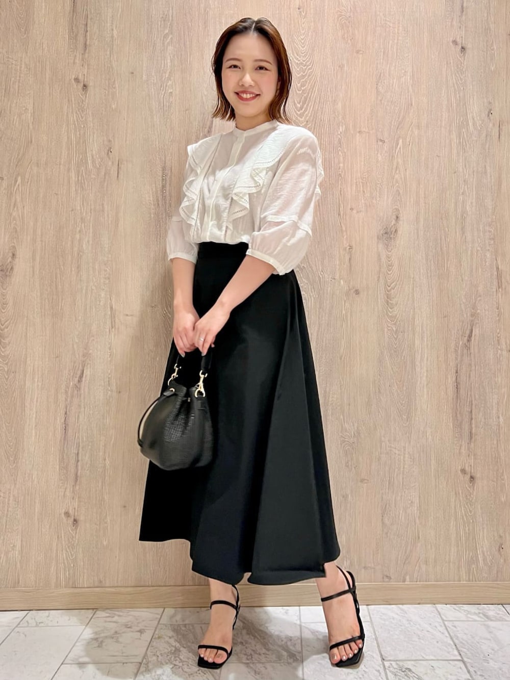 「大人カジュアル、きれいめカジュアル、ブラウス、モノトーンコーデ、通勤コーデ、オフィススタイル、フリルトップス、フリルブラウス、フリル、ウォッシャブル」｜「UNTITLEDのブリーゼワッシャークロス ブラウス（シャツ/ブラウス、ホワイト系）」を使った、UNTITLEDさん（レディース・164cm）の夏コーディネートの1枚目の写真