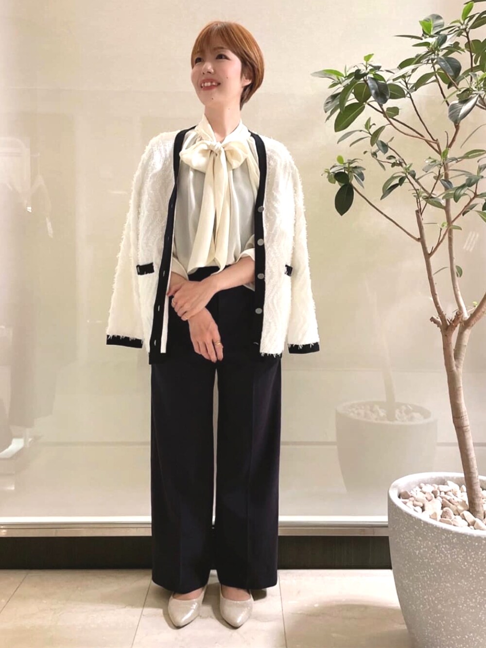 「大人コーデ、春、キレイめ、きれいめコーディネート、ボウタイブラウス、ボリューム袖、学校行事、通勤コーデ、入学式、レセプション、きちんとスタイル」｜「UNTITLEDのコットンリネン Vネックカーディガン（カーディガン/ボレロ、ベージュ系）」を使った、UNTITLEDさん（レディース・164cm）の春コーディネートの1枚目の写真