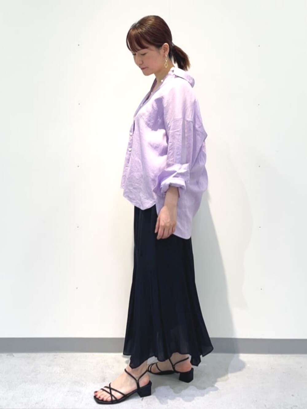 「このスタイルがお気に入り、大人カジュアル、サンダル、ゆるコーデ、リネン」｜「UNTITLEDの【さらっと羽織れる／接触冷感／洗える】リネン混ベーシックシャツ（シャツ/ブラウス、パープル系）」を使った、UNTITLEDさん（レディース・158cm）の夏コーディネートの1枚目の写真