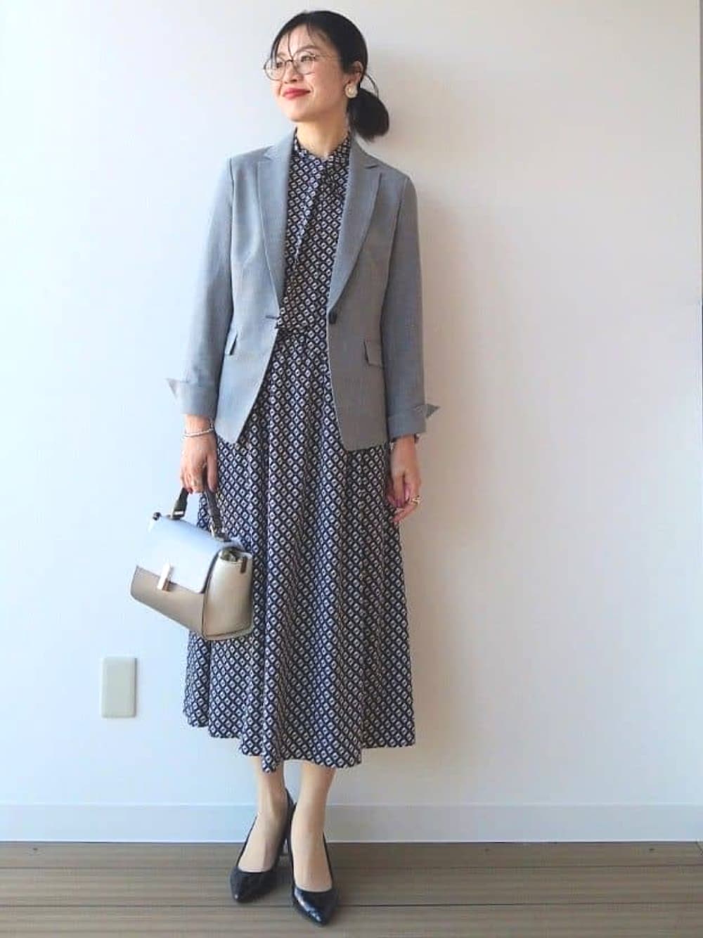 「春服コーデ、オフィススタイル、会食、式典、きちんとスタイル、きれいめコーディネート、キレイめコーデ、通勤コーデ、学校行事」｜「UNTITLEDの【通勤きれいめ】ビンテージ風ジオメ柄 ボウタイワンピース＜洗える／ウエストゴム＞（ワンピース、ブラック系）」を使った、UNTITLEDさん（レディース・163cm）の春コーディネートの1枚目の写真
