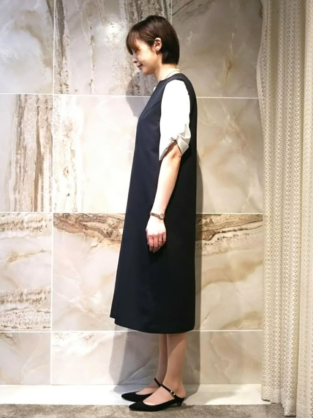 「シンプル、オトナ女子、学校、ネイビー、ジャンパースカート、ワンピーススタイル、キレイめ、きれいめコーディネート」｜「UNTITLEDの【旬アイテム】スラッシュネック ジャンパースカート＜洗える＞（ワンピース、ブルー系）」を使った、UNTITLEDさん（レディース・172cm）の秋コーディネートの1枚目の写真