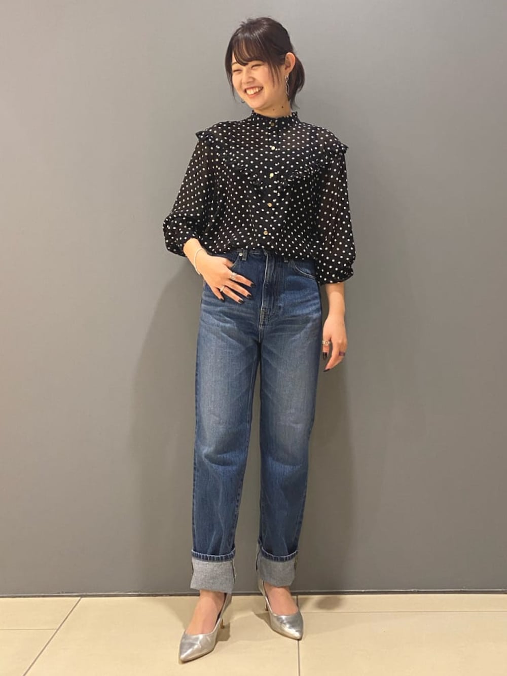 ブラック系のシャツ/ブラウス、ブルー系のデニムパンツを着用したレディースの冬コーディネートの1枚目の写真
