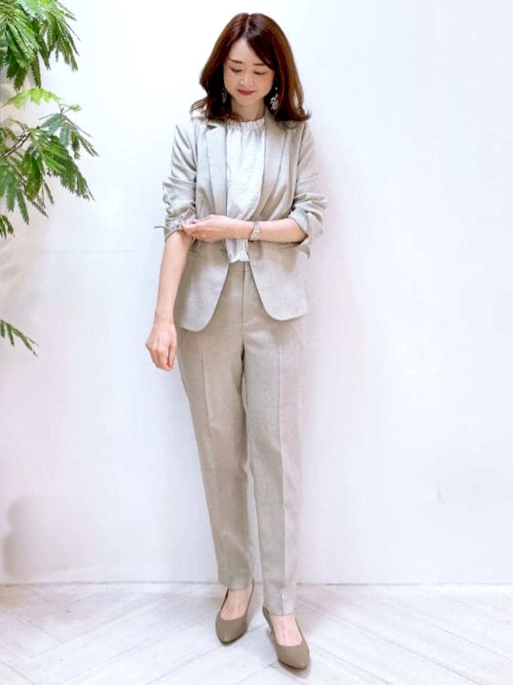 「オトナ女子、シンプル、キレイめ、スーツスタイル、セットアップ、ベージュコーデ、通勤コーデ、オフィススタイル、学校行事、保護者会、洗えるスーツ」｜「UNTITLEDの＜清涼感／通勤＞リネン調 テーラードジャケット【洗える／イージーケア／SET UP】（テーラードジャケット、ベージュ系）」を使った、UNTITLEDさん（レディース・160cm）の夏コーディネートの1枚目の写真