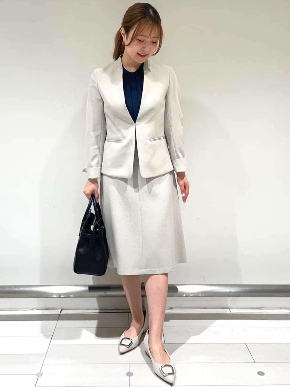「キレイめコーデ、淡色コーデ、通勤コーデ、お仕事コーデ、仕事着、オフィススタイル、156cm」｜「UNTITLEDのクリスピーオックスジャケット（ノーカラージャケット、ベージュ系）」を使った、UNTITLEDさん（レディース・156cm）の夏コーディネートの1枚目の写真