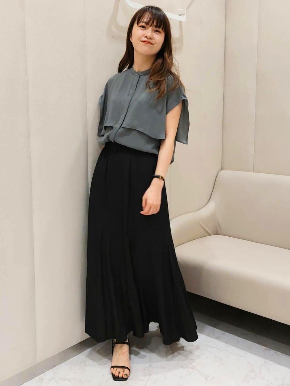 「オトナカジュアル、大人女子、シンプルコーデ、マキシスカート、きれいめカジュアル、キレイめ、きれいめコーディネート、ウォッシャブル、ラクチンコーデ、着痩せコーデ、モード系、カーキ、ブラック、デザイントップス、とろみブラウス」｜「UNTITLEDの＜オンオフどちらも＞マオカラーブラウス【洗える】（シャツ/ブラウス、グリーン系）」を使った、UNTITLEDさん（レディース・158cm）の夏コーディネートの1枚目の写真