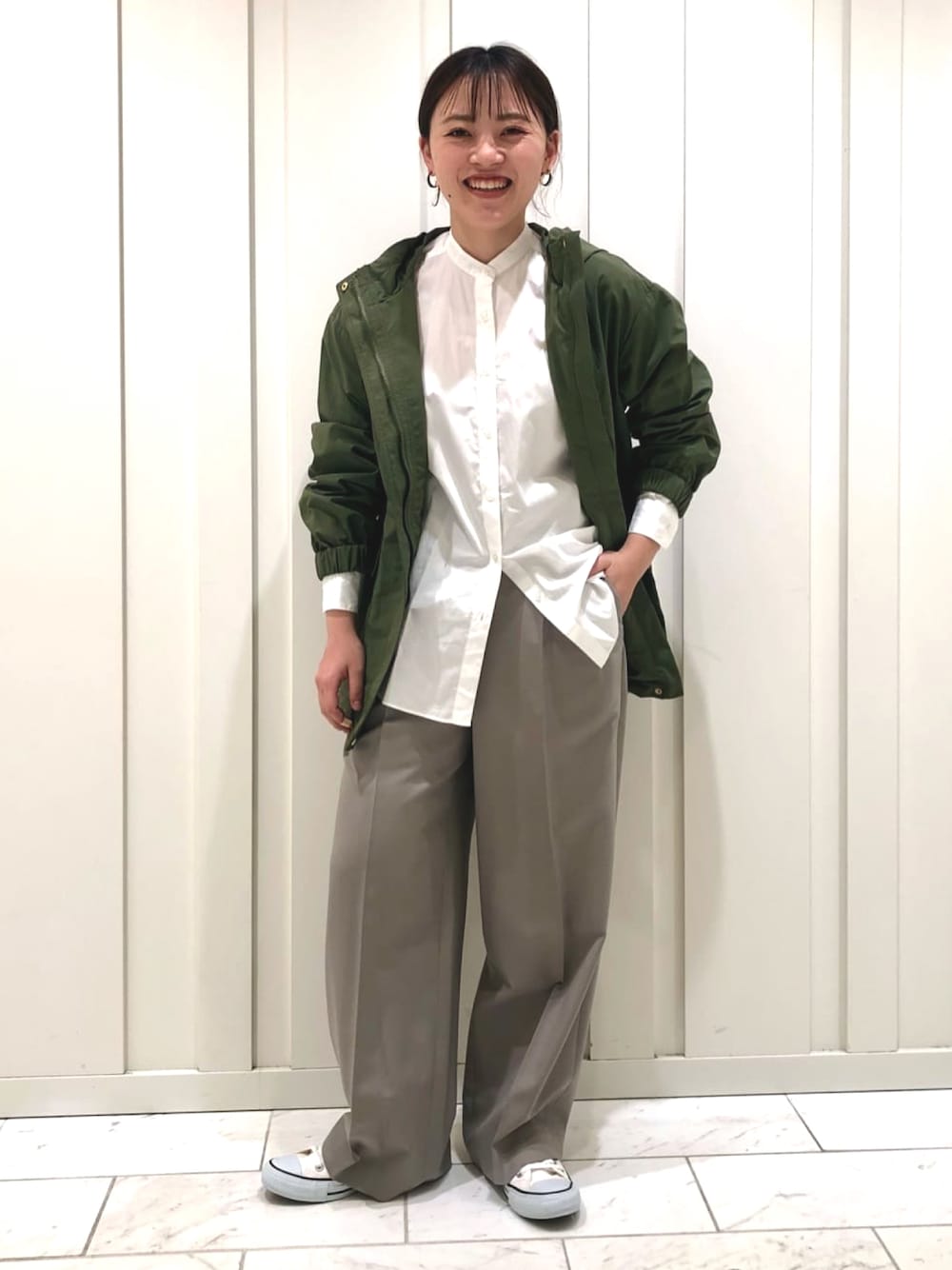 「マウンテンパーカー、カーキ、小柄、小柄女子、小柄コーデ、コンバース、白スニーカー、パンツスタイル、春アウター」｜「UNTITLEDのドライタッサー マウンテンパーカー【洗える】（ミリタリージャケット、グリーン系）」を使った、UNTITLEDさん（レディース・154cm）の冬コーディネートの1枚目の写真