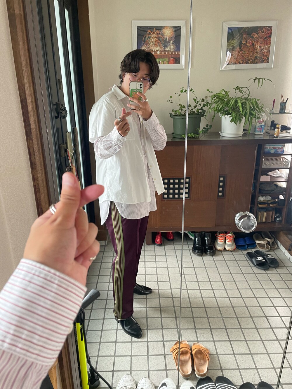ホワイト系のシャツ/ブラウス、ホワイト系のシャツ/ブラウス、レッド系のその他パンツを着用したメンズの秋コーディネートの1枚目の写真