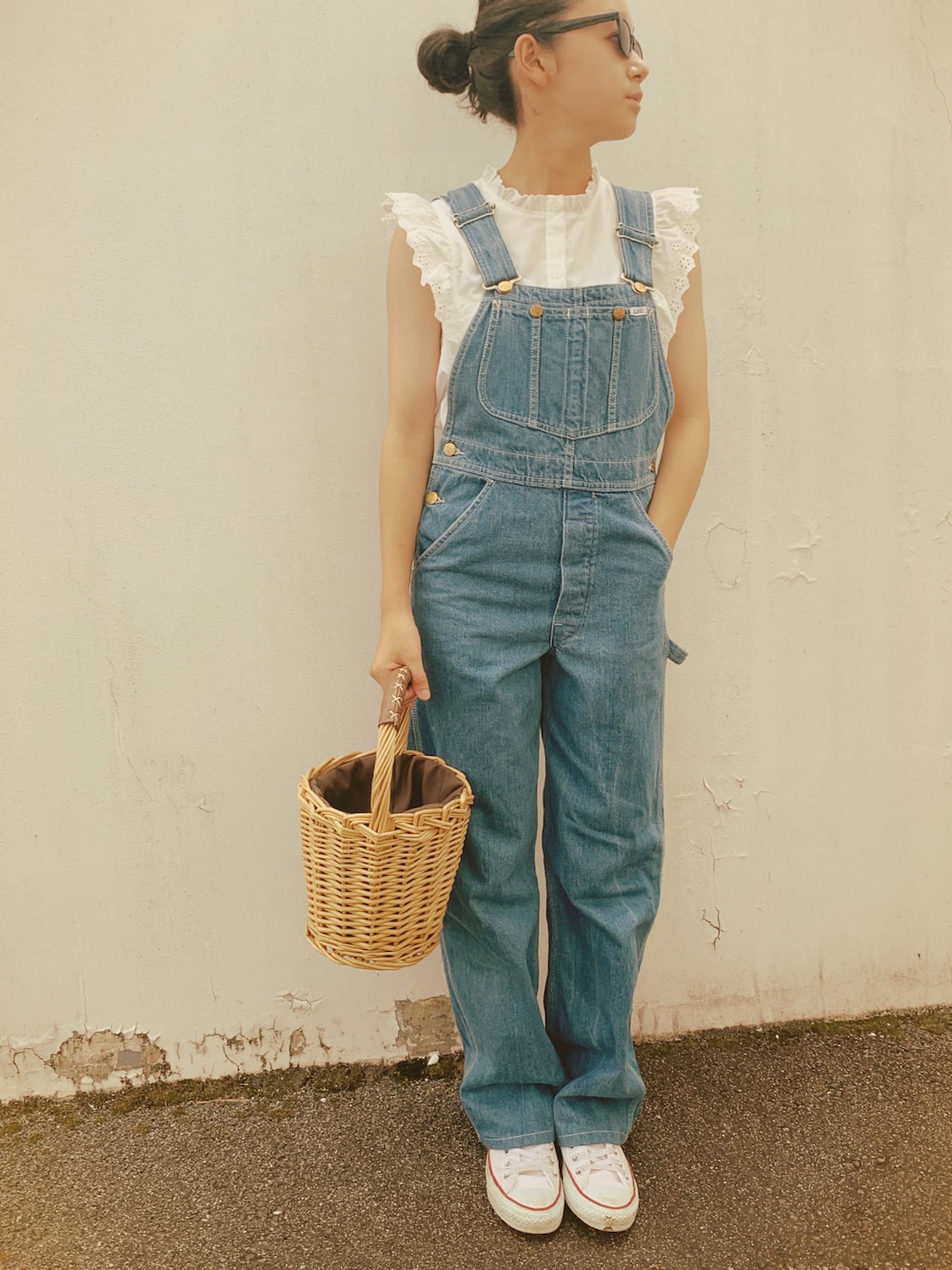 ホワイト系のシャツ/ブラウス、ベージュ系のトートバッグを着用したキッズの夏コーディネートの1枚目の写真