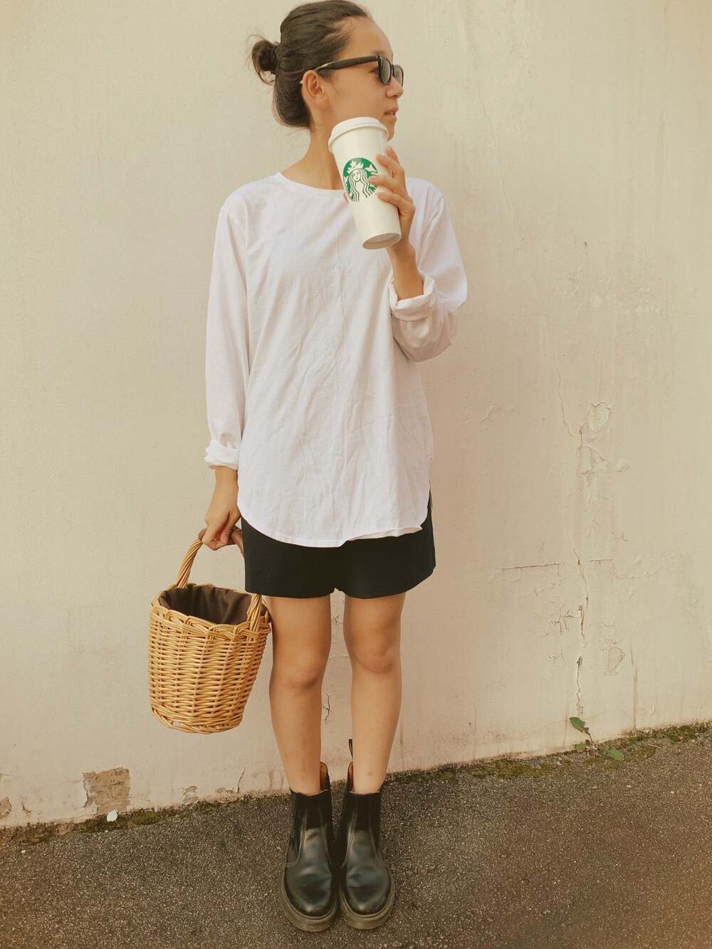 ベージュ系のトートバッグ、ブラック系のブーツを着用したキッズの秋コーディネートの1枚目の写真