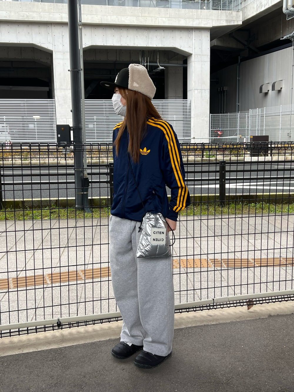 「UNIQLOのアイテム（スウェットパンツ、グレー系）」を使った、あこさん（レディース・155cm）の冬コーディネートの1枚目の写真