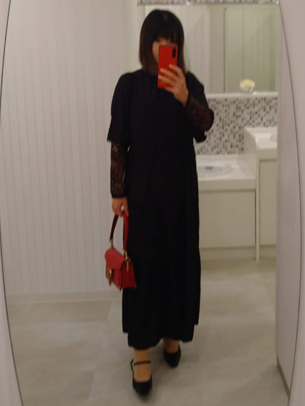「シンプルコーデ、おでかけコーデ、ワンピース、赤、ショルダーバッグ、パンプス、レース、レイヤードスタイル、結婚式」｜「COACHのタビー　ショルダーバック（ショルダーバッグ、レッド系）」を使った、うまさんさん（レディース・155cm）の冬コーディネートの1枚目の写真
