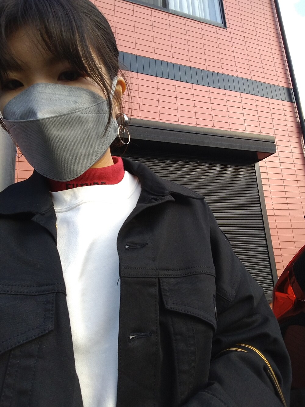 ブラウン系のブーツ、ブラック系のその他パンツ、その他のショルダーバッグを着用したレディースの春コーディネートの2枚目の写真