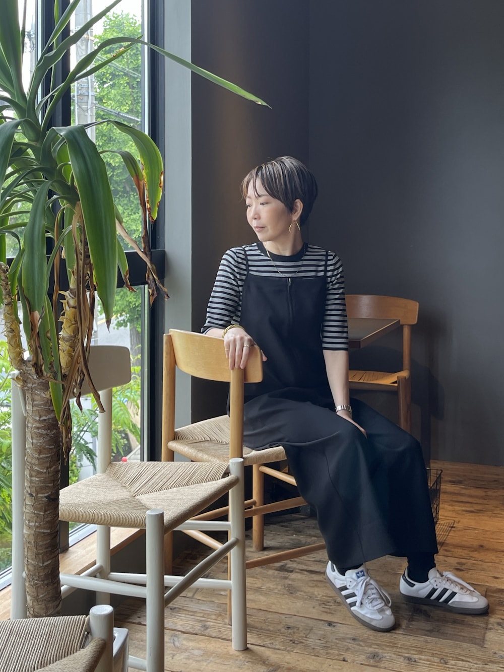 「モノトーン、サロペット、オールインワン、スニーカー、大人カジュアル、大人コーデ、シンプル、シンプルコーデ、ブラックコーデ、低身長、低身長コーデ、ショートヘア、アラフォー、アラフィフ、40代ファッション」｜「UNITED ARROWSのフロントジップ オールインワン（つなぎ/オールインワン、ブラック系）」を使った、jemilemoさん（レディース・153cm）の春コーディネートの1枚目の写真