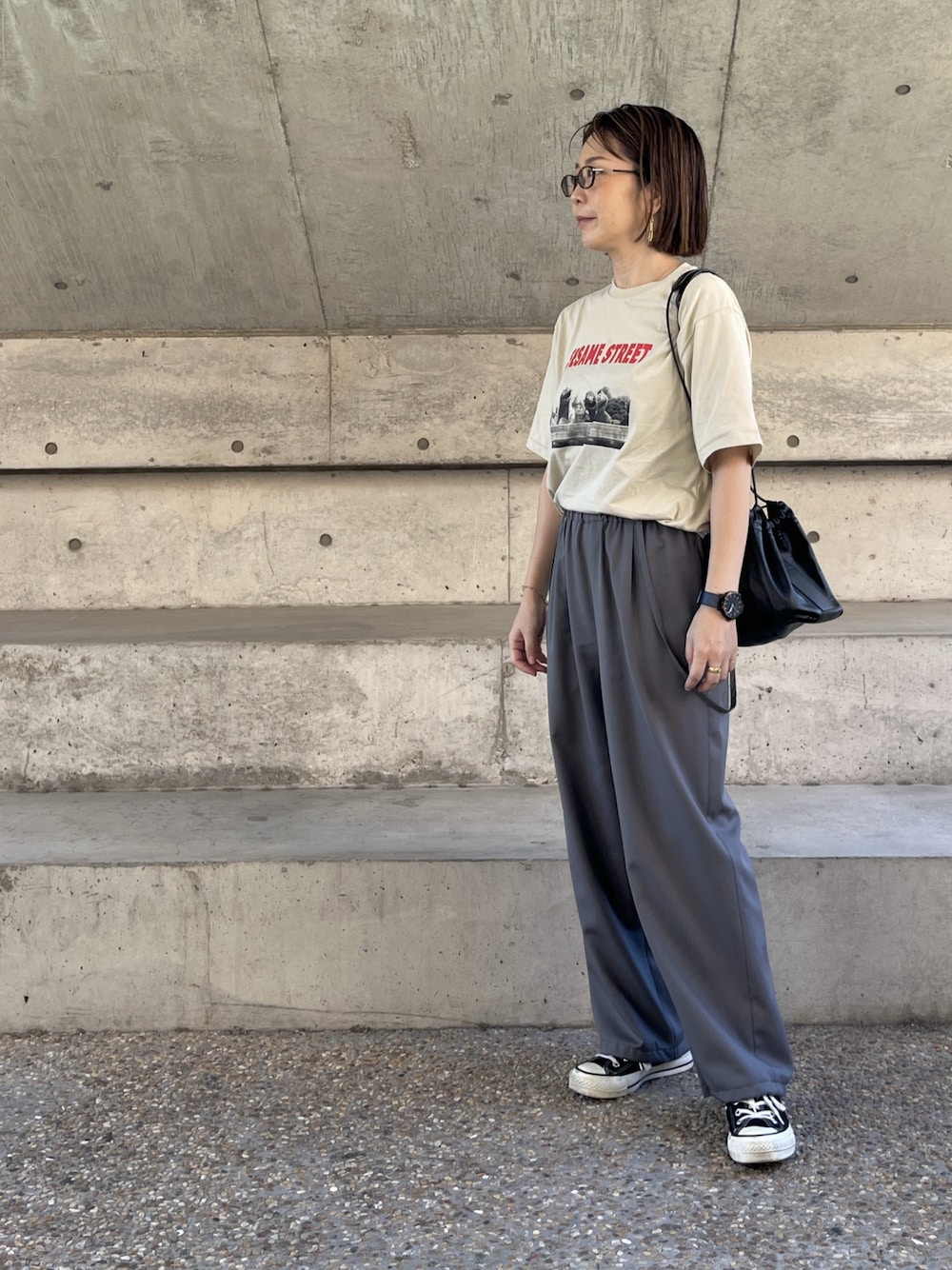 「秋っぽコーデ更新中、シンプルスタイル、シンプル、ラフ、大人カジュアル、オトナカジュアル、秋服、休日スタイル、パンツスタイル、メガネ女子、converse、低身長、アラフォー、アラフィフ、40代ファッション」｜「Mila Owenの【SESAME STREET】キャラクターフォトTシャツ（Tシャツ/カットソー、ベージュ系）」を使った、jemilemoさん（レディース・153cm）の秋コーディネートの1枚目の写真