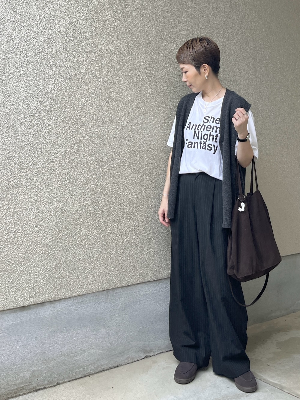 ブラウン系のスニーカー、その他のその他パンツ、ブラウン系のバッグを着用したレディースの秋コーディネートの1枚目の写真