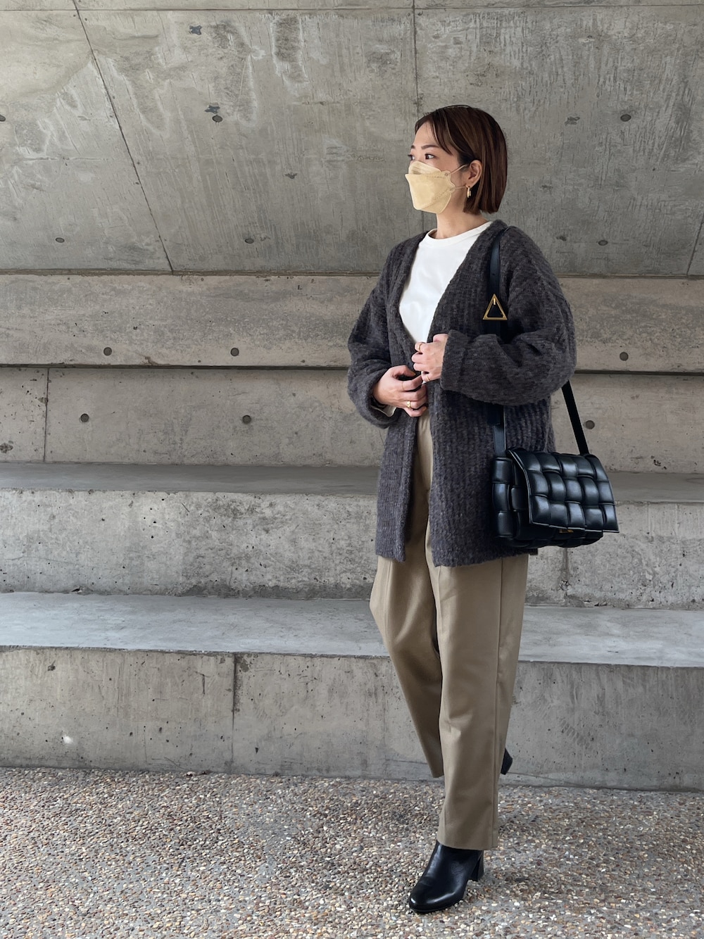 「秋コーデ、秋服、オトナ女子、オトナカジュアル、大人カジュアル、きれいめカジュアル、低身長、ニット、メランジ、カーディガン、パンツスタイル、ショートブーツ、アラフォー、アラフィフ、40代ファッション」｜「LOWRYS FARMのアイテム（カーディガン/ボレロ、グレー系）」を使った、jemilemoさん（レディース・153cm）の秋コーディネートの1枚目の写真
