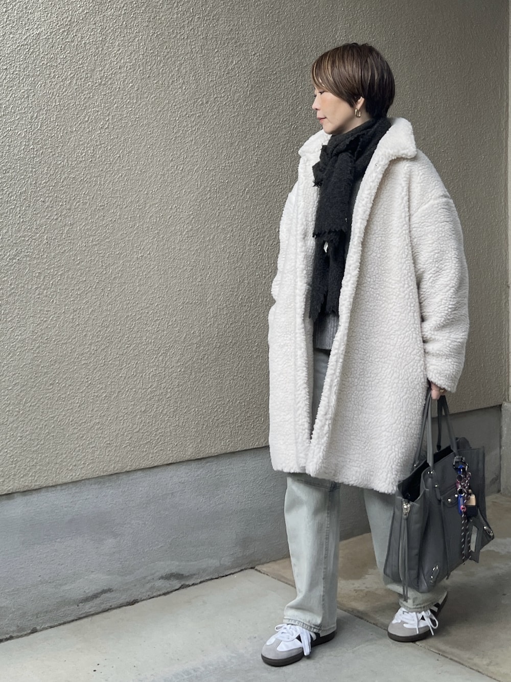 「冬コーデ、ボア、デニム、シンプル、シンプルコーデ、大人カジュアル、大人女子、モノトーン、着回しコーデ、GU、低身長、ショートヘア、40代ファッション、アラフォー、アラフィフ」｜「GUのアイテム（デニムパンツ、ブルー系）」を使った、jemilemoさん（レディース・153cm）の冬コーディネートの1枚目の写真