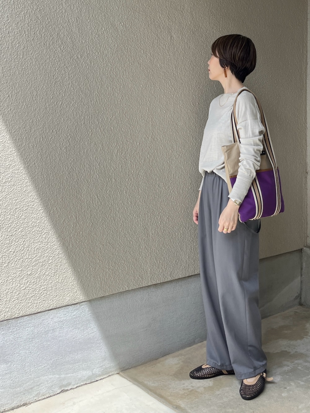 「大人カジュアル、大人コーデ、最近のいい感じコーデ、ラフ、トートバッグ、ワイドパンツ、メッシュパンプス、バレエシューズ、低身長、低身長女子、ショートヘア、アラフォー、アラフィフ、40代ファッション」｜「BUENOのBUENO （ブエノ） / メッシュシューズ　D0901（バレエシューズ、ブラック系）」を使った、jemilemoさん（レディース・153cm）の春コーディネートの1枚目の写真