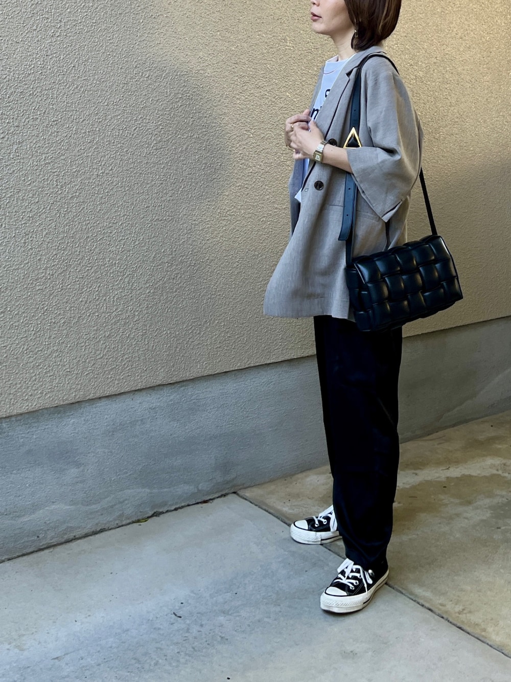 「大人コーデ、大人カジュアル、スニーカーコーデ、シンプルスタイル、シンプルコーデ、オトナカジュアル、低身長女子、低身長、夏だ！Tシャツ着よう！、カーゴパンツ、ジャケット、ショートヘア、アラフォー、アラフィフ、40代ファッション」｜「NOMINEのハーフスリーブダブルジャケット（テーラードジャケット、ブラウン系）」を使った、jemilemoさん（レディース・153cm）の春コーディネートの1枚目の写真