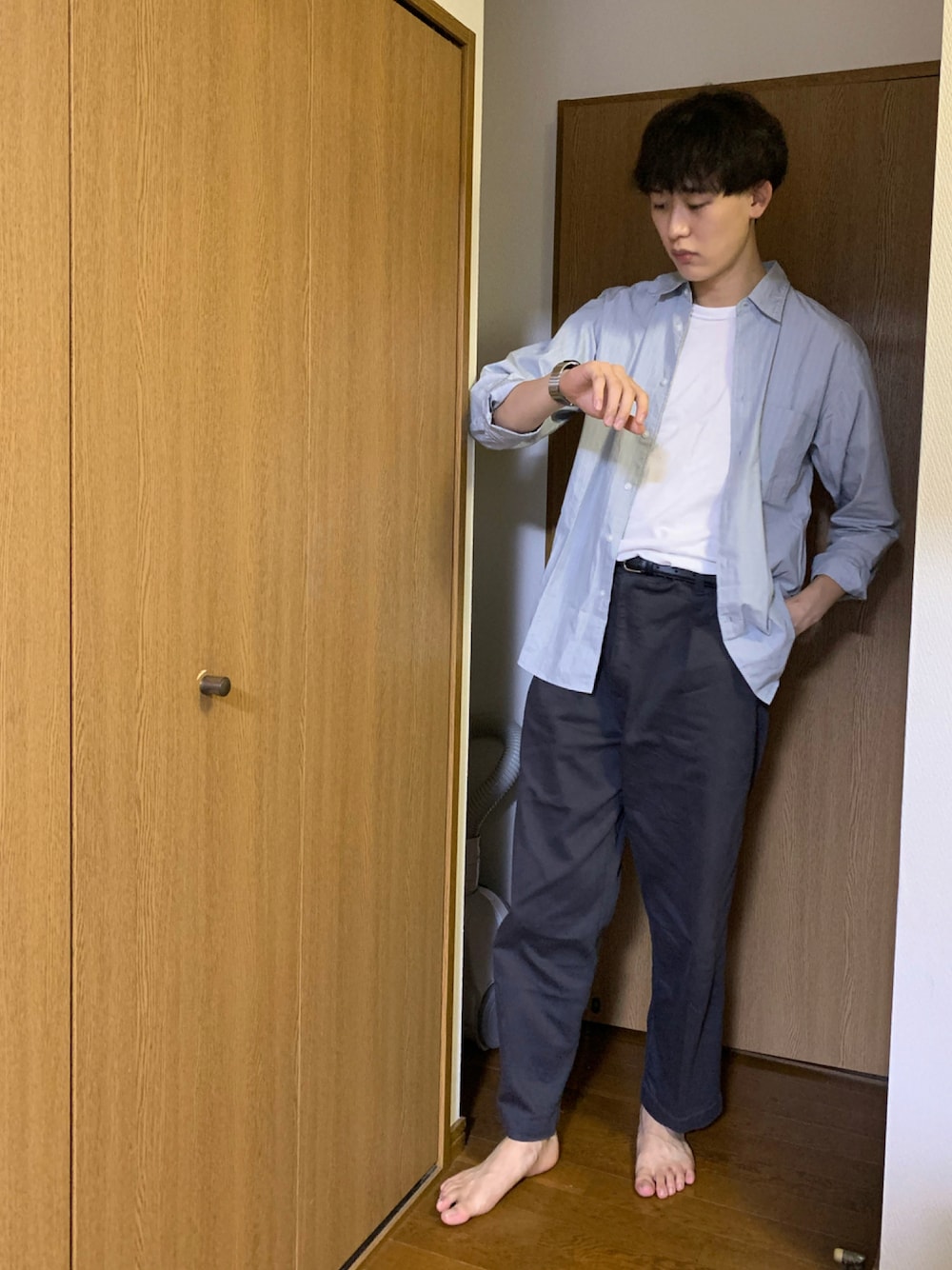 グレー系のその他パンツ、ブルー系のシャツ/ブラウス、ブラック系のブーツを着用したメンズの秋コーディネートの1枚目の写真