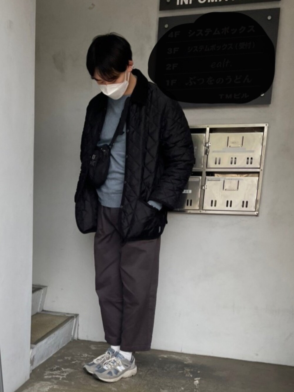 グレー系のその他パンツ、ブラック系のその他アウター、ブラック系のボディバッグ/ウエストポーチを着用したメンズの冬コーディネートの1枚目の写真
