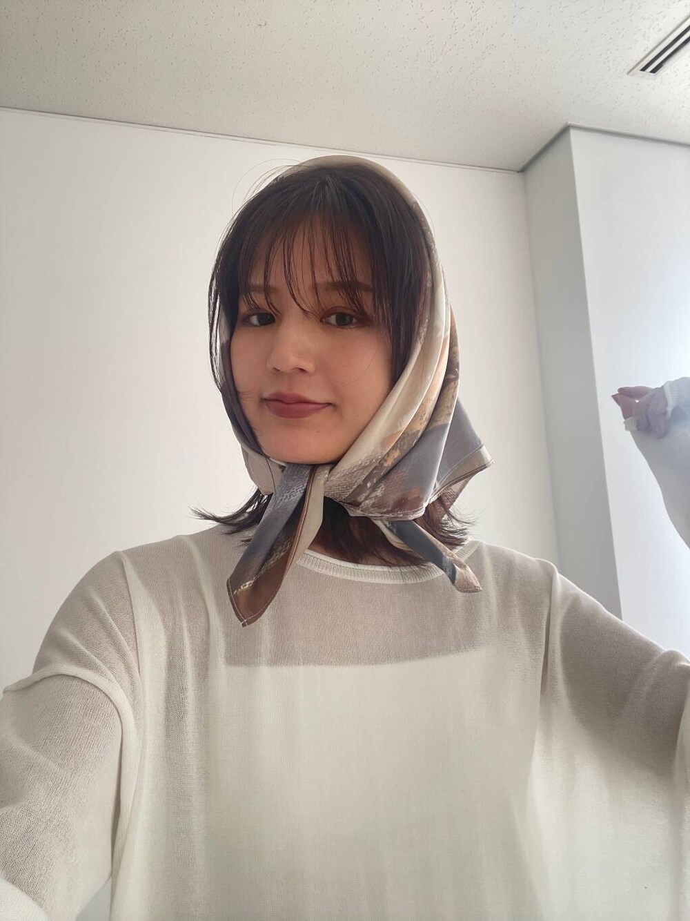 「URBANRESEARCH、スカーフ、春服、newarrival、柄、小物、アレンジ、骨格ストレート、sip2412」｜「URBAN RESEARCHのカラーブロックペイントスカーフ（バンダナ/スカーフ、オレンジ系）」を使った、chihoさん（レディース・163cm）の冬コーディネートの1枚目の写真