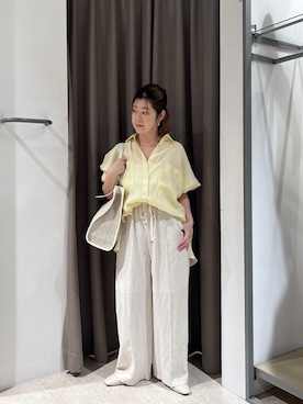 「Jena espace merveilleux（ジェナ　エスパスメルヴェイユ）の【通気性に優れた】バックシャーリングシャツ（シャツ/ブラウス、イエロー系）」を使った、kmk_ggoさん（レディース・155cm）の春コーディネート